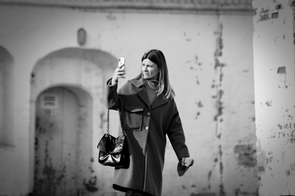 Человек со смартфоном